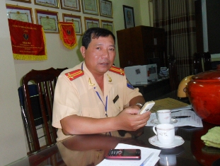 Cảnh sát giao thông thức khuya vì sự an toàn giao thông cho nhân dân